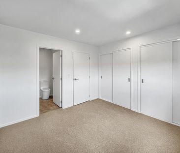 Spacious Townhouse - Photo 3