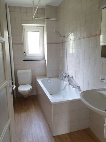 Appartement mansardé dans un immeuble ancien dans un emplacement de choix - Photo 5