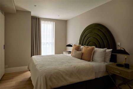 A stunning two bedroom, two bathroom located right opposite Baker Street tube station. - Photo 3