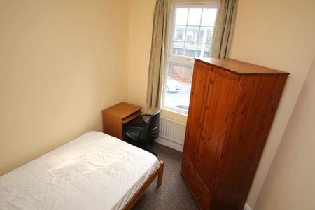 3 bedroom flat to rent - Photo 2