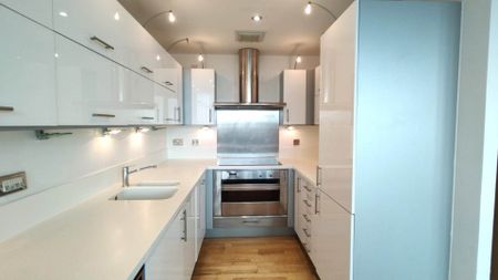 2 bed flat to rent - Photo 2
