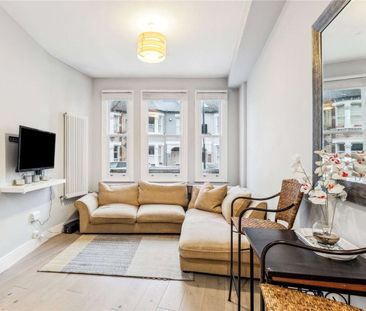 A beautifully presented three bedroom flat on quite residential str... - Photo 1