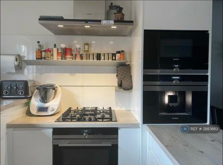 1 bedroom in a flat share to rent - Photo 3