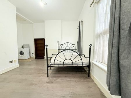 Self contained studio flat close to ilford station- £1000 pcm - Photo 5
