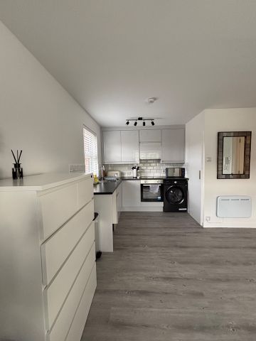 Studio Flat, Mayfield Road, W12 - Photo 2