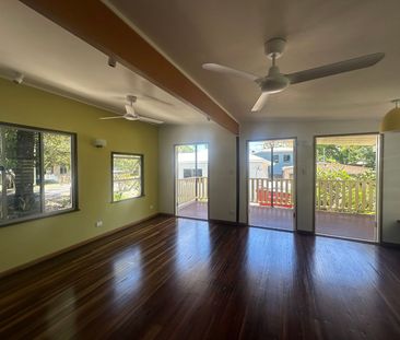 Renovated Coastal Home in Prime Eimeo Location - Photo 2