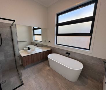 Stylish, Brand-New Living in Leafy Mount Evelyn - Photo 4