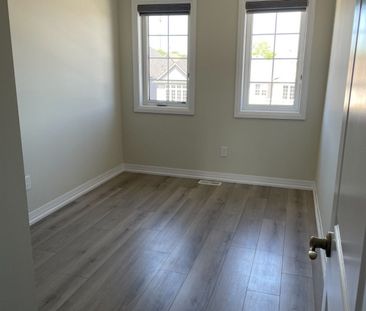 Townhouse For Lease | X8138492 - Photo 4