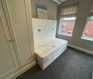 Room in a Shared Flat, High Road, NW10 - Photo 1