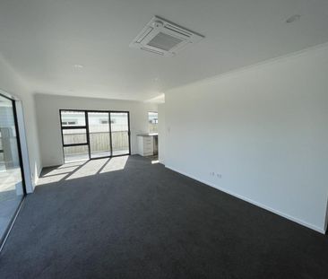 Modern three-bedroom home - Photo 5