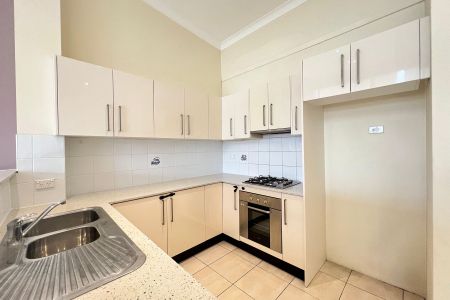 Two Bedroom Modern Apartment - Photo 3