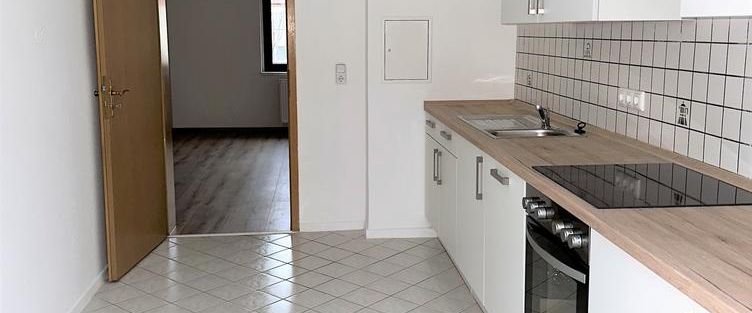 FRISCH RENOVIERT MIT EINBAUKÜCHE, WANNE UND DUSCHE - Photo 1