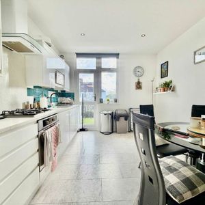 Graham Road, NW4, London - Photo 2