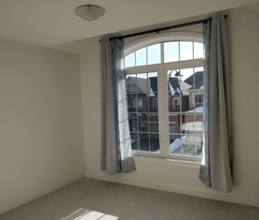 For Lease - 8 Red Rose Lane, East Gwillimbury, Ontario - Photo 4