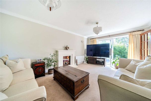 A beautifully presented, spacious four-bedroom property in a desirable and sought-after location - Photo 1
