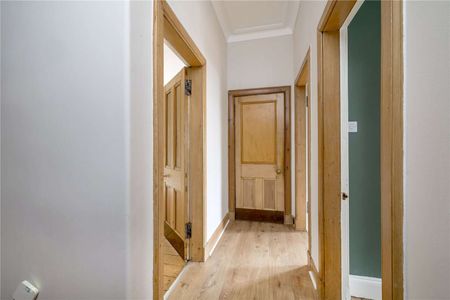 A bright and spacious, two bed, first floor apartment located in the Leith area of Edinburgh. - Photo 3