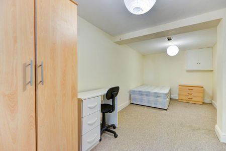 1 bedroom in a house share to rent - Photo 2