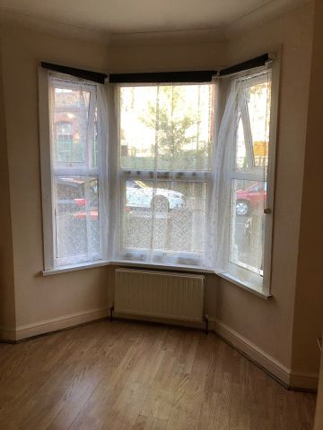 2 Bed Flat, London, E13 - Photo 2