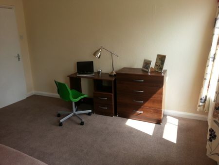 2 Bedroom Terraced To Rent in Lenton - Photo 3