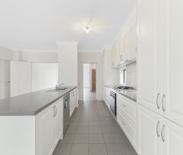 2/5 Pine Tree Avenue, Glen Waverley VIC 3150 - Townhouse For Rent |... - Photo 3