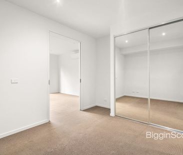SPACIOUS APARTMENT IN IDEAL LOCATION - Photo 2
