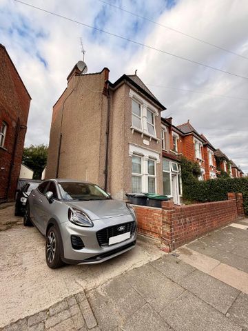 5 bedroom semi-detached house to rent - Photo 2