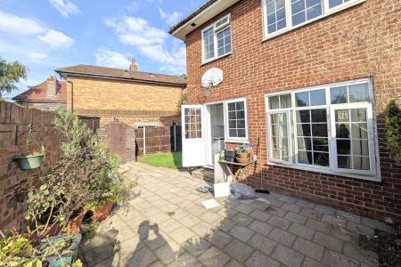 3 bedroom end of terrace house to rent - Photo 5