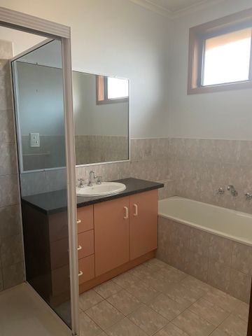 28 Hassett Crescent, Keilor East VIC 3033 - Photo 4