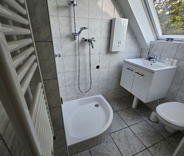 Gemütliche Dachgeschosswohnung mit ca. 34 m² Wohnfläche und Einbauk... - Foto 1