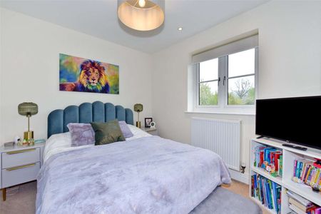 A stunning contemporary three bedroom home in a beautiful courtyard development. - Photo 4