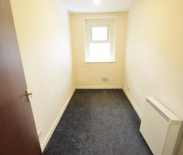 3 bedroom flat to rent - Photo 4