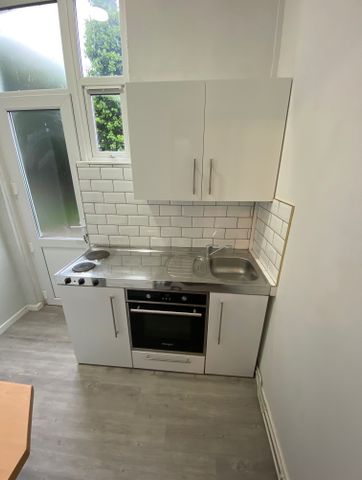 £750 PCM, Furnished Ground Floor Studio Flat with Private Garden in Taff Embankment, Grangetown, Cardiff, CF11 7BE - Photo 2