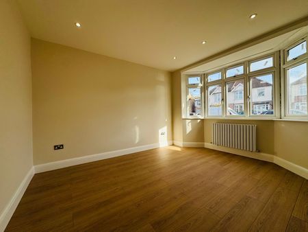 5 Bed Terraced House, Broomhill Road, IG3 - Photo 3