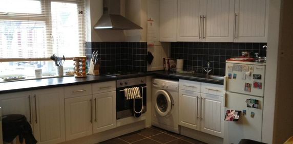 1 Bed Flat, Strathville Road, SW18 - Photo 2