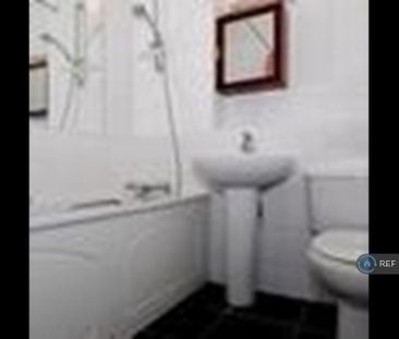 1 bedroom in a flat share to rent - Photo 2