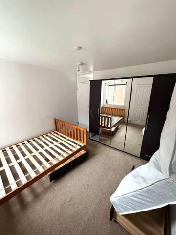 Limes Avenue, Chigwell - Photo 3