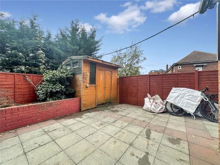 4 bedroom end of terrace house to rent - Photo 5