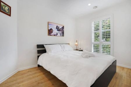 Modern and Spacious Townhouse - Metres from the Beach and FULLY FURNISHED! - Photo 4