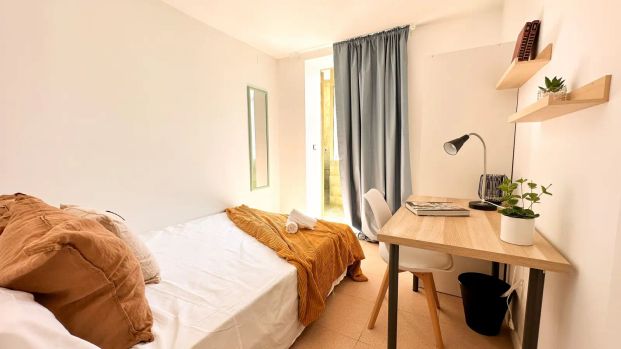 Room in a shared 18-bedroom apartment for rent in Argüelles, perfect for professionals and students - Photo 1