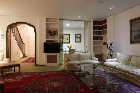 Exclusive Property of 200 m2 in an ideal location! In a private passage! - Photo 1