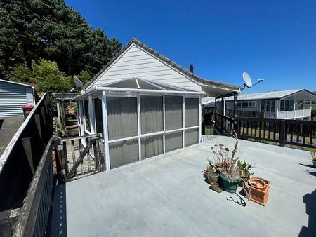 Large Sunny family home with Spa pool - Photo 3