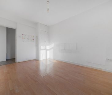 Flat to rent - Comber Grove, London, SE5 - Photo 4