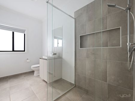 5 BEDROOM FAMILY HOME WITH 3 BATHROOMS - Photo 4