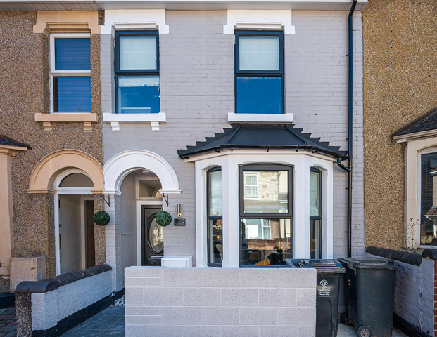 6 BED 4 ENSUITE 2 STUDIO HMO - Photo 1
