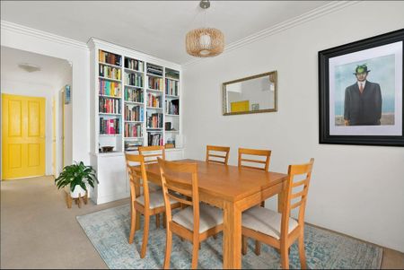 Spacious apartment in thriving neighbourhood - Photo 2