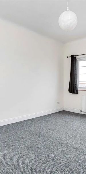 2 bedroom flat in Terrapin Road - Photo 1