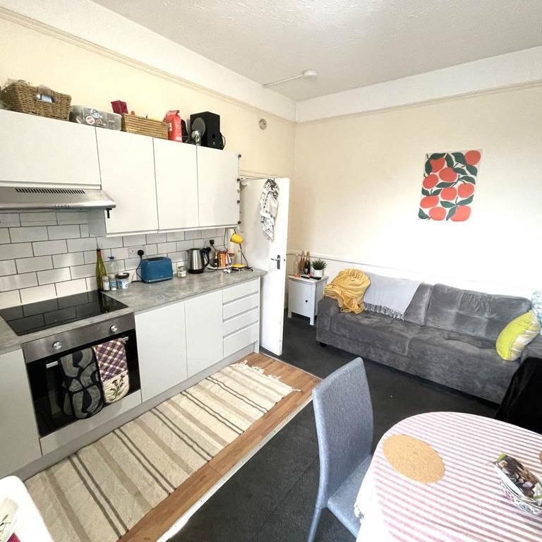 4 bedroom flat to rent - Photo 1