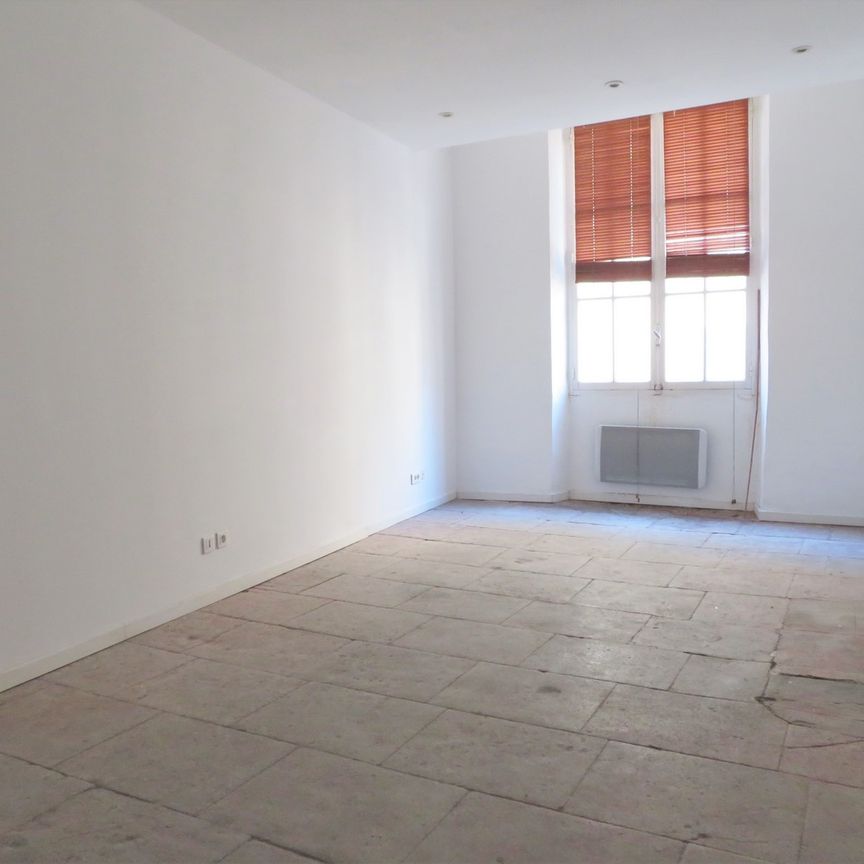 Nîmes centre T1Bis, 28m² Rue Hotel de ville, 380€ H.C - Photo 1