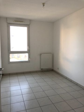 Appartement 3 pièces 60m2 MARSEILLE 12EME 967 euros - Photo 3