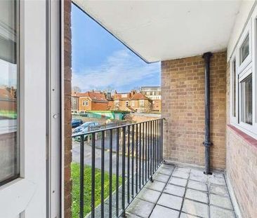 Dale Court, Grove Hill, South Woodford, London, E18 - Photo 4